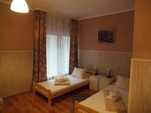 Una cama o camas en una habitación de City Westa Hotel