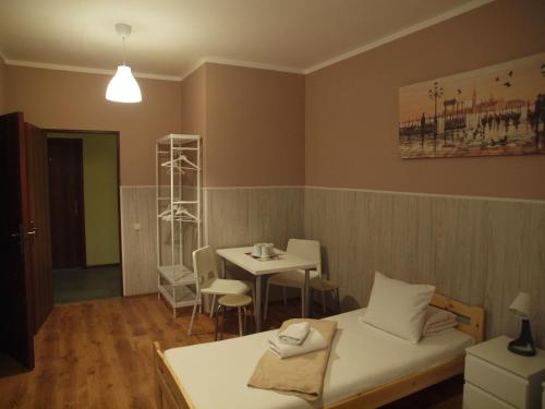 Una cama o camas en una habitación de City Westa Hotel