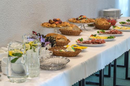 un tavolo con un buffet di cibo sopra di Halny Pensjonat a Zakopane