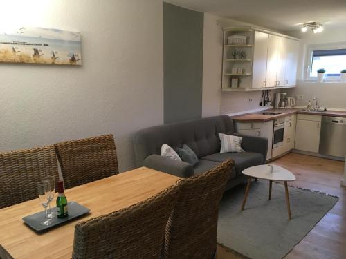 ein Wohnzimmer mit einem Sofa und einem Tisch in der Unterkunft Kleine Sonne in Grömitz
