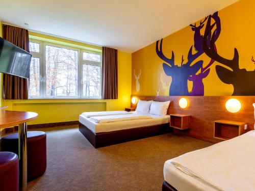 Кровать или кровати в номере Hotel Göttingen-West