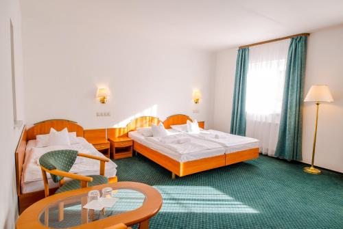 Кровать или кровати в номере Hotel Spindlerova Bouda
