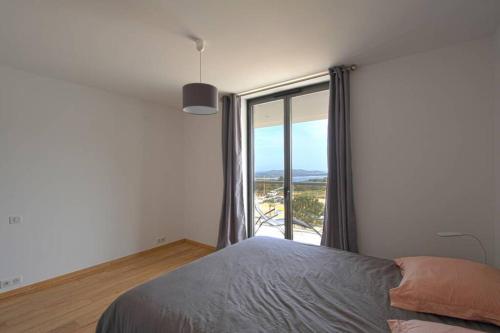 Ένα ή περισσότερα κρεβάτια σε δωμάτιο στο Bel appartement vue mer Porto Vecchio