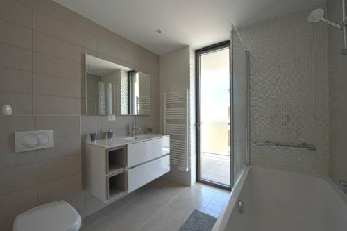 ein Badezimmer mit einer Badewanne, einem Waschbecken und einem WC in der Unterkunft Bel appartement vue mer Porto Vecchio in Porto-Vecchio