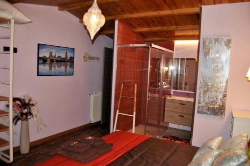 łazienka z prysznicem i łóżkiem w pokoju w obiekcie Casa Rural Mansion Alejandra con piscina y jacuzzi w mieście Collado Mediano