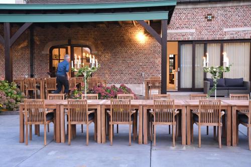 Un restaurante u otro lugar para comer en Ask Lily