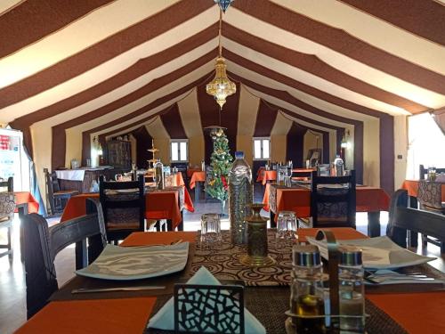 Restaurace v ubytování Sahara Sky Luxury Camp
