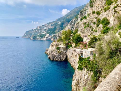 uma vista para a costa de Amalfi a partir de um penhasco em Villa Le Baste em Furore