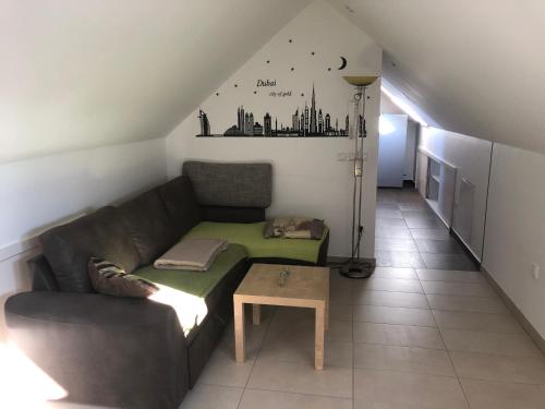ein Wohnzimmer mit einem Sofa und einem Tisch in der Unterkunft APARTMA AJDA in Kranj