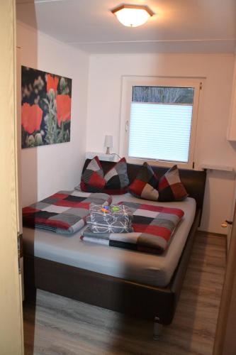 A bed or beds in a room at Ferienhaus am Birkenwaeldchen - Motzener See 150m