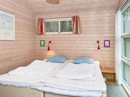 FjellerupにあるFour-Bedroom Holiday home in Glesborg 15のベッドルーム1室(白いベッド1台付)