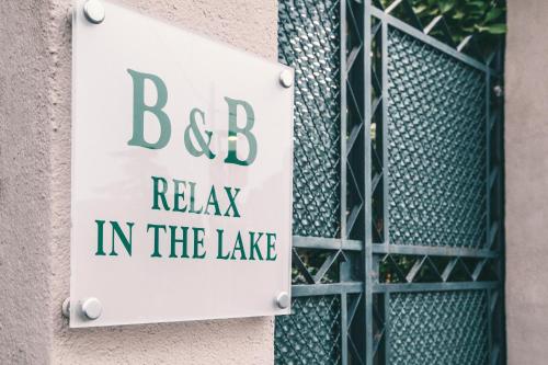 znak po stronie budynku, który czyta bc relaks w jeziorze w obiekcie Bed&Breakfast Relax In The Lake w mieście Desenzano del Garda
