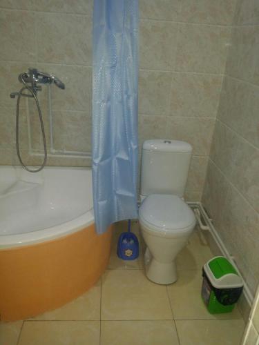 uma casa de banho com um WC, uma banheira e um chuveiro em Отель RATMINA- MUINAK em Mŭynoq