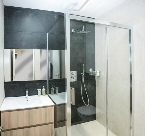 une salle de bain avec douche et lavabo dans l'établissement Apart 1 opera · Modern studio fully furnished, à Paris