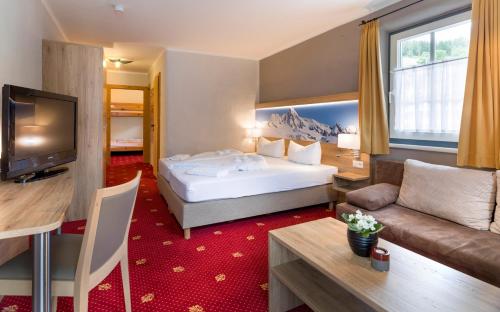 Un pat sau paturi într-o cameră la SCOL Sporthotel Großglockner