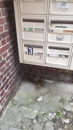 a stack of drawers sitting next to a brick wall at Le Galope, Appartement centre Compiègne in Compiègne