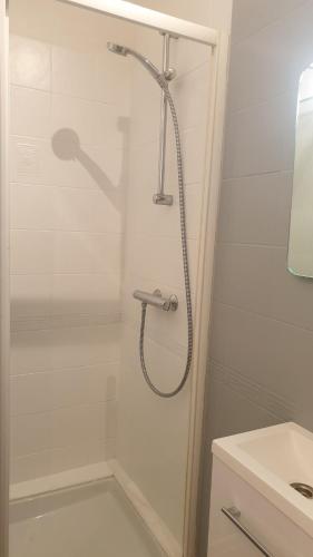 a shower with a shower head in a bathroom at Le Galope, Appartement centre Compiègne in Compiègne