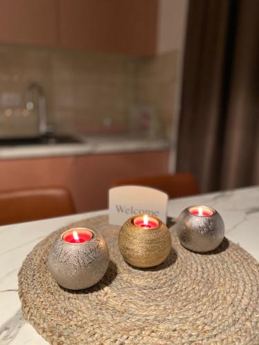 Zwei Kerzen stehen auf einem Tisch. in der Unterkunft Apartman JOY in Jahorina