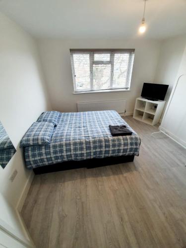 A bed or beds in a room at 3 Bedroom Rayleigh Apartment