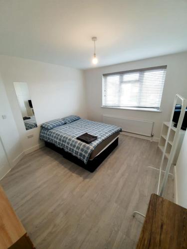 a bedroom with a bed and a window in it at 3 Bedroom Rayleigh Apartment in Rayleigh