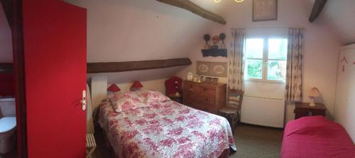 une chambre avec un lit et une fenêtre dans l'établissement La Colline des Roses, à Colline-Beaumont