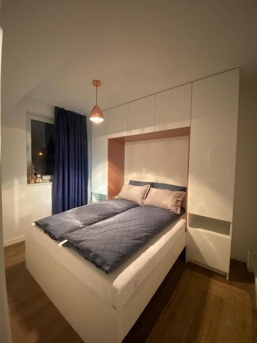ein Schlafzimmer mit einem großen Bett in einem Zimmer in der Unterkunft Apartman JOY in Jahorina