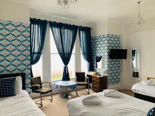 Кровать или кровати в номере Four Oaks Hotel