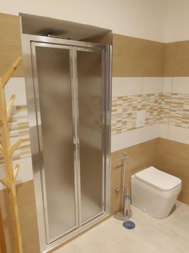 サレルノにあるLa Casa di Pinaのシャワーとトイレ付きのバスルーム