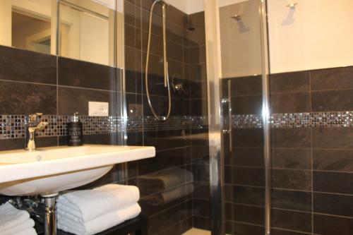 een badkamer met een wastafel en een douche bij Abelia 4 in Pietra Ligure