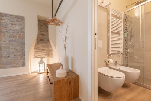 A bathroom at Borgopetra