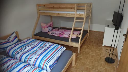 クアオルト・オーバーヴィーゼンタールにあるFerienwohnung Dachspitze mit Tiefgaragenstellplatz und Skiraumのベッドルーム1室(二段ベッド2組、ベッド1台付)