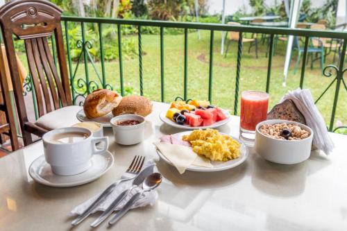 un tavolo con piatti per la colazione e tazze di caffè di Hotel Señorial a Lima