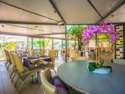 Εστιατόριο ή άλλο μέρος για φαγητό στο Hôtel et Appart Hôtel Les Flots Bleus