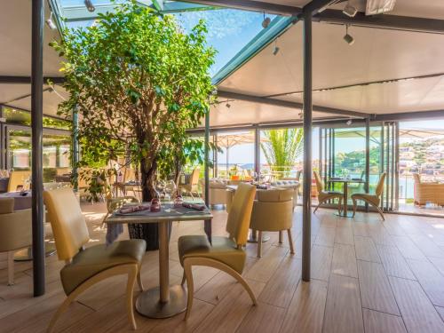 Εστιατόριο ή άλλο μέρος για φαγητό στο Hôtel et Appart Hôtel Les Flots Bleus