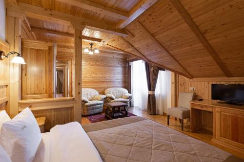 a bedroom with a bed and a tv in a room at Ganz SKI Lift 5 in Bukovel