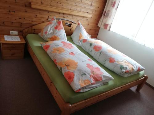 クライナルにあるHaus Mariaの- ベッド1台の枕2つ