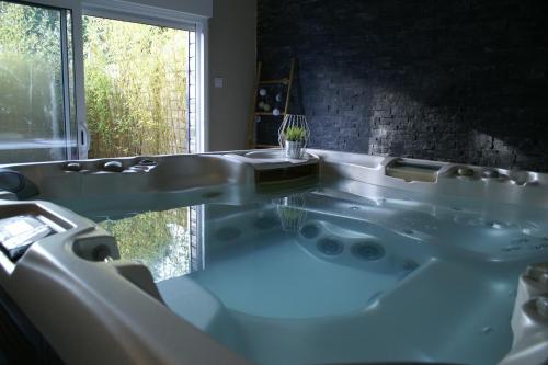 Fotografie z fotogalerie ubytování Magnifique Suite avec Jacuzzi privatif v destinaci Martragny