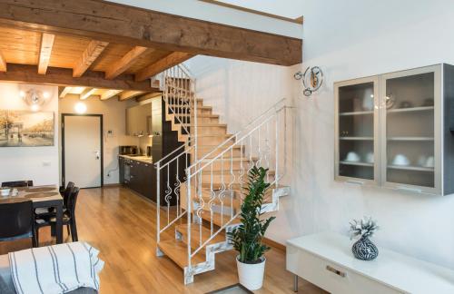 uma sala de estar com uma escada e uma sala de jantar em Comfy loft on Hlavna em Košice