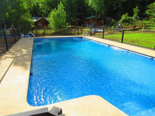 The swimming pool at or close to Cabañas Las Corrientes En Salto Del Laja