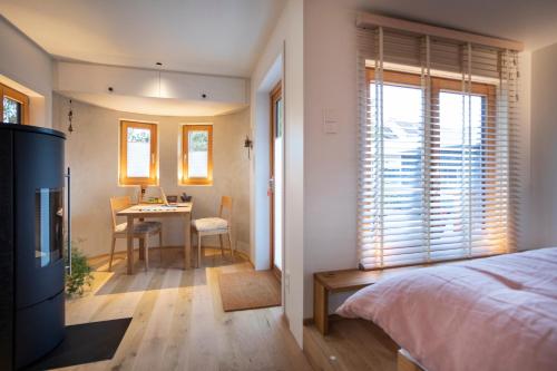 ein Schlafzimmer mit einem Bett, einem Schreibtisch und einem Tisch in der Unterkunft Logis Freyja in Münsterlingen