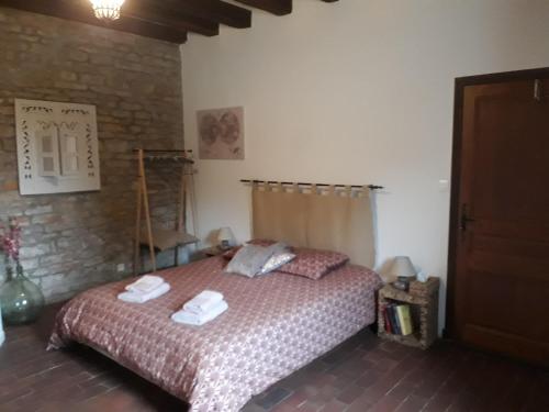 A bed or beds in a room at Hamac et potager Gîte et chambre d'hôtes