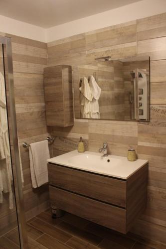 a bathroom with a sink and a mirror at Duecuori & Una spa in Lecce