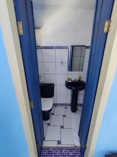 a small bathroom with a toilet and a sink at Pousada Solar Azul in Lençóis