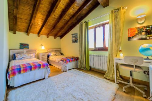 a bedroom with two beds and a desk and a desk at Mirador de Ceballos in Sarceda
