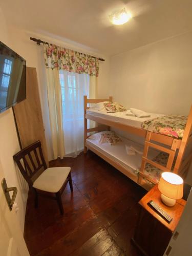 Ένα ή περισσότερα κρεβάτια σε δωμάτιο στο Viktor Rooms