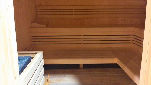 an empty cabinet in a room with a wooden floor at SEA & YOU Apartament z widokiem na morze - Dwie Sosny in Ustronie Morskie