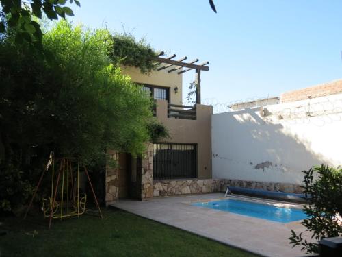 a house with a swimming pool in the yard at Quinta Montaña - Casa entera grupo o familia 8-10 personas - céntrica, piscina - Todas las comodidades! in Mendoza