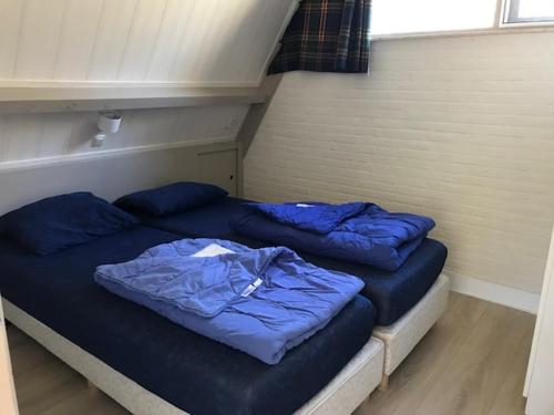 StramproyにあるVosseven familiebungalowの- 青い枕付きのベッド2台