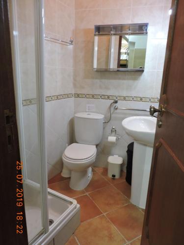 a bathroom with a toilet and a sink at Casa Neto Studio in Fuzeta