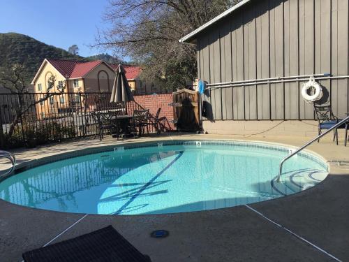 a small swimming pool with a hose in a yard at Mariposa Lodge in Mariposa